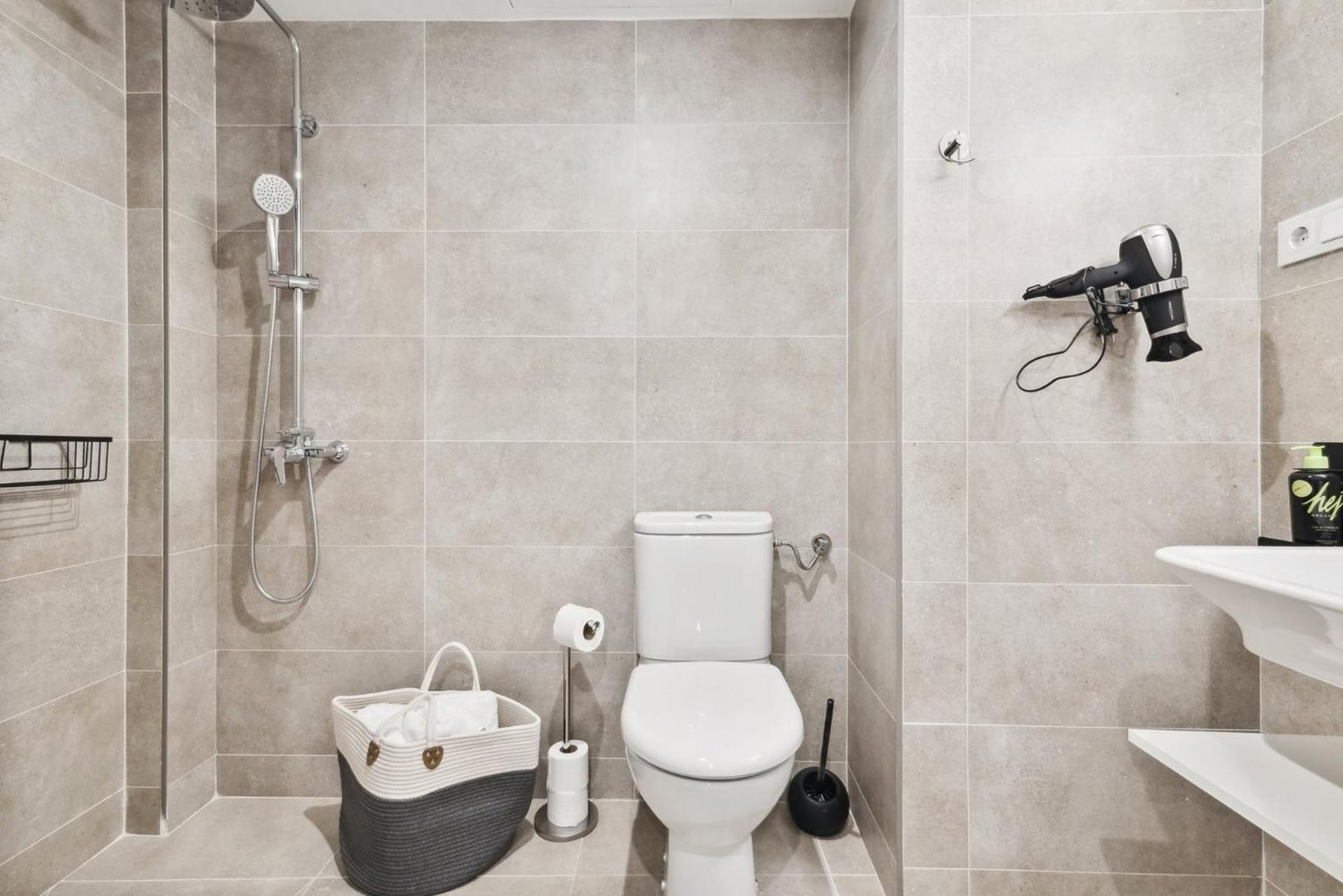 Limehome Valencia Carrer Del Pare Palau I Quer Exteriör bild